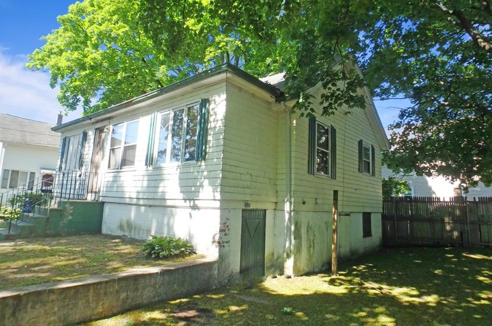 11 Lavoie Ct, West Warwick RI  02893-4926 exterior