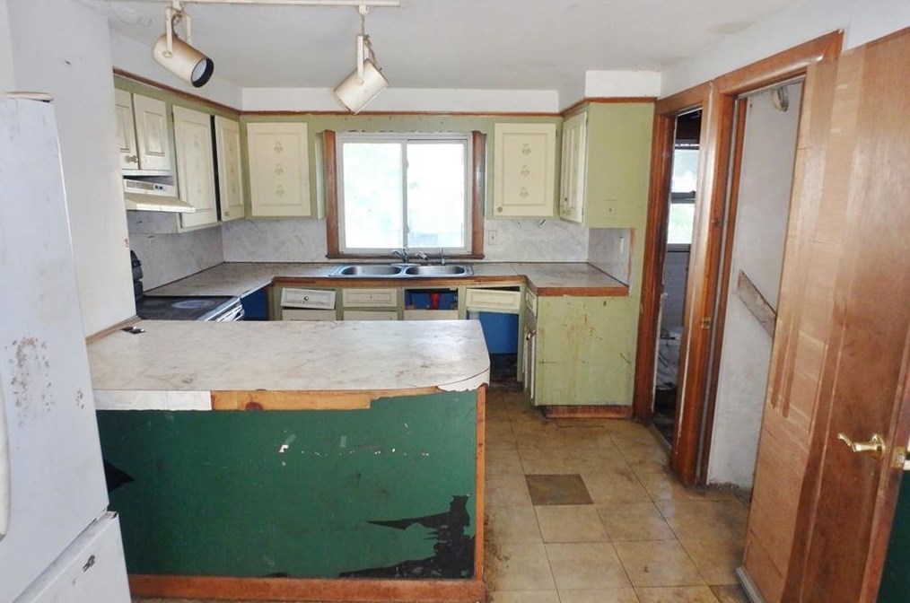 11 Lavoie Ct, West Warwick RI  02893-4926 exterior