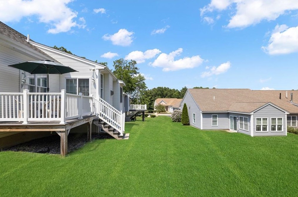 111 Taft Hill Ln, Uxbridge MA 01569-3142 exterior