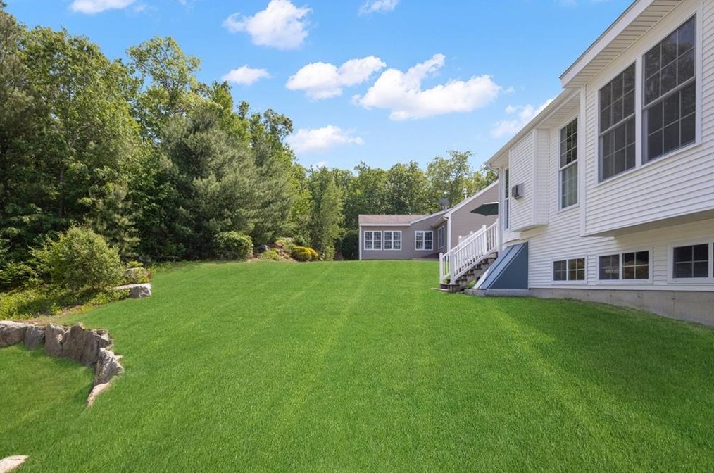 111 Taft Hill Ln, Uxbridge MA 01569-3142 exterior