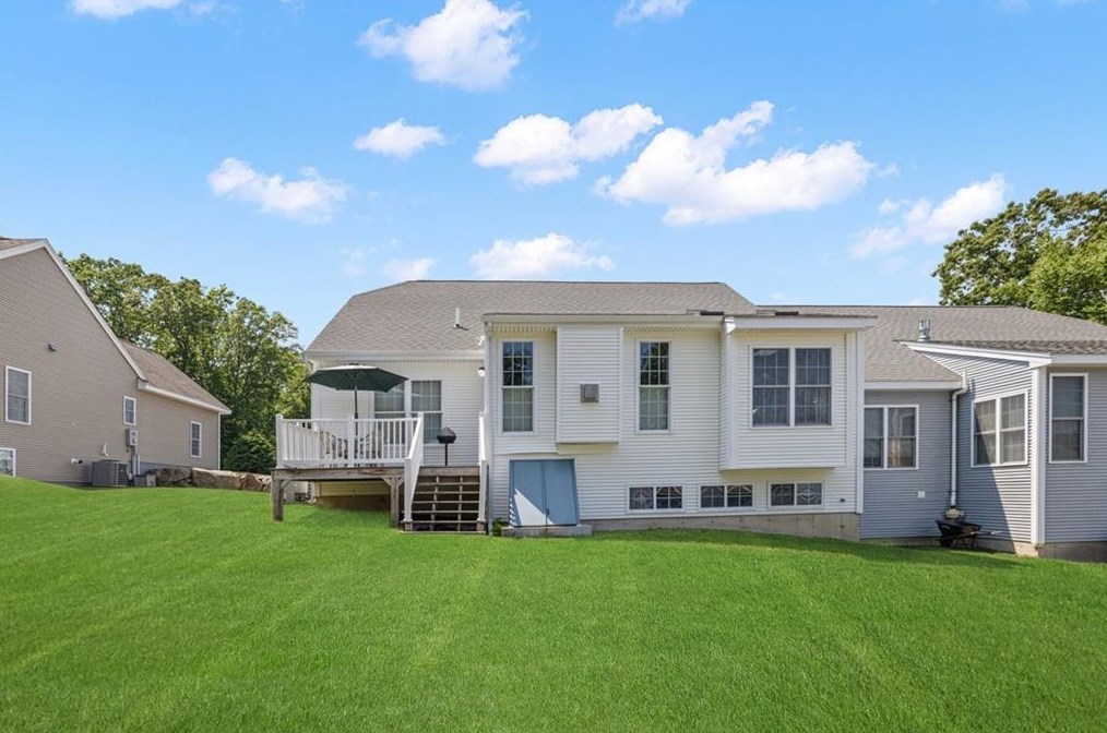 111 Taft Hill Ln, Uxbridge MA 01569-3142 exterior