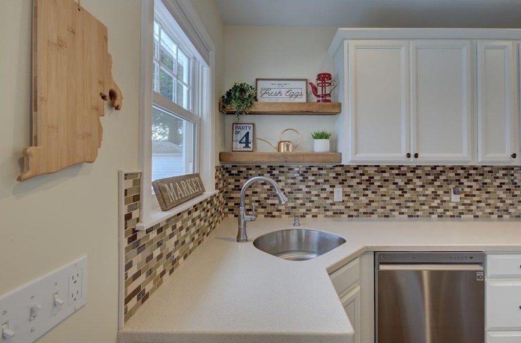 11 Ivanhoe St, Cranston RI 02910-4408 exterior