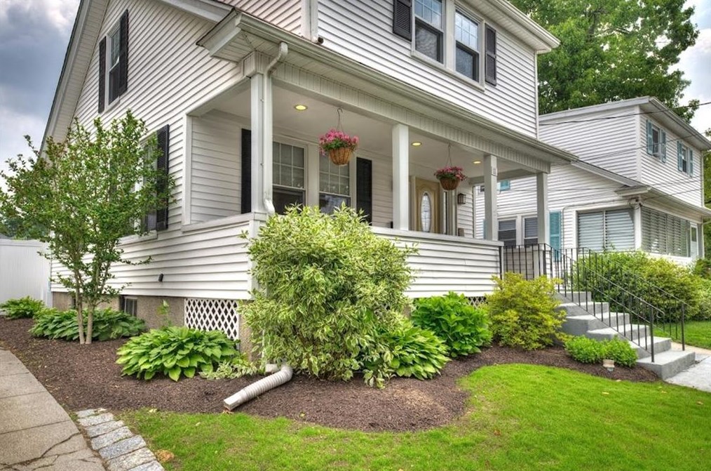 11 Ivanhoe St, Cranston RI 02910-4408 exterior