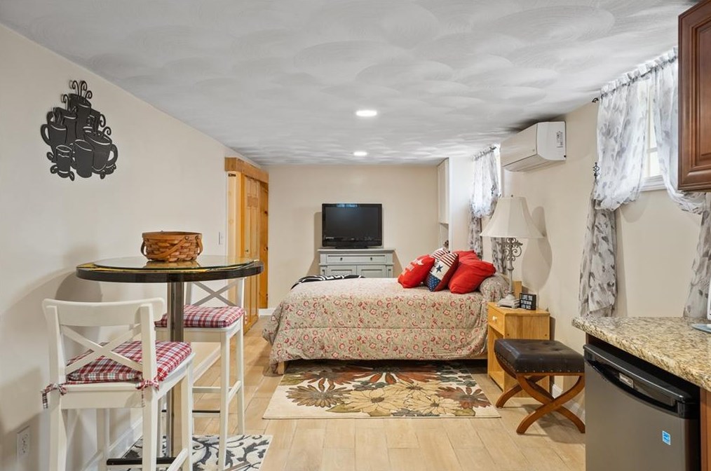 76 Harmon Ave, Cranston RI 02910-2437 exterior