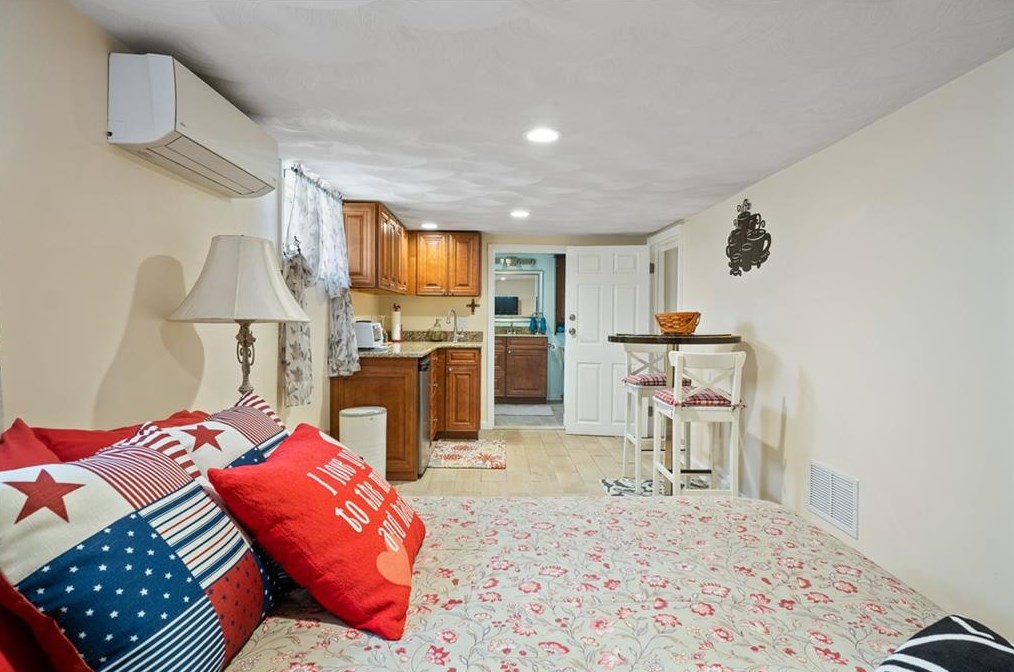 76 Harmon Ave, Cranston RI 02910-2437 exterior