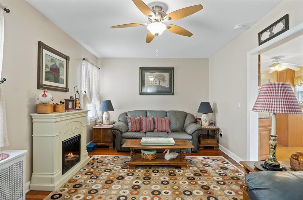 76 Harmon Ave, Cranston RI 02910-2437 exterior