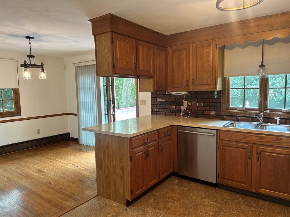 10 Karen Ann Dr, Bristol RI  02809-4349 exterior