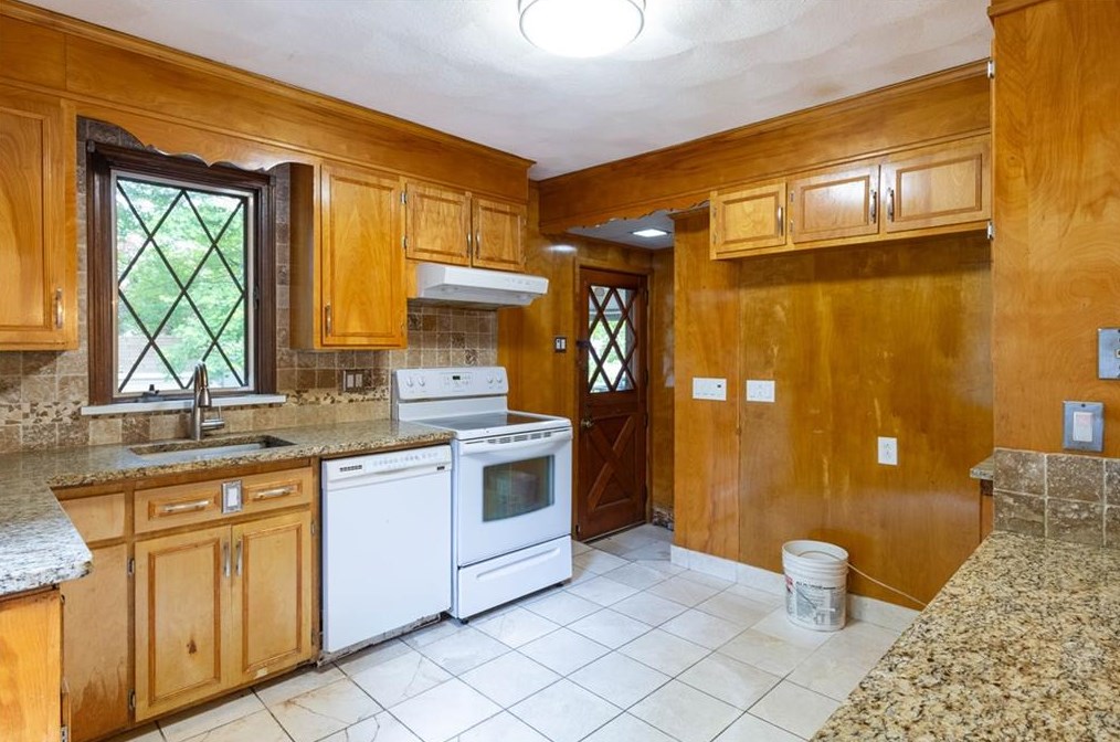 17 Parker Ave, East Providence RI  02914-2207 exterior