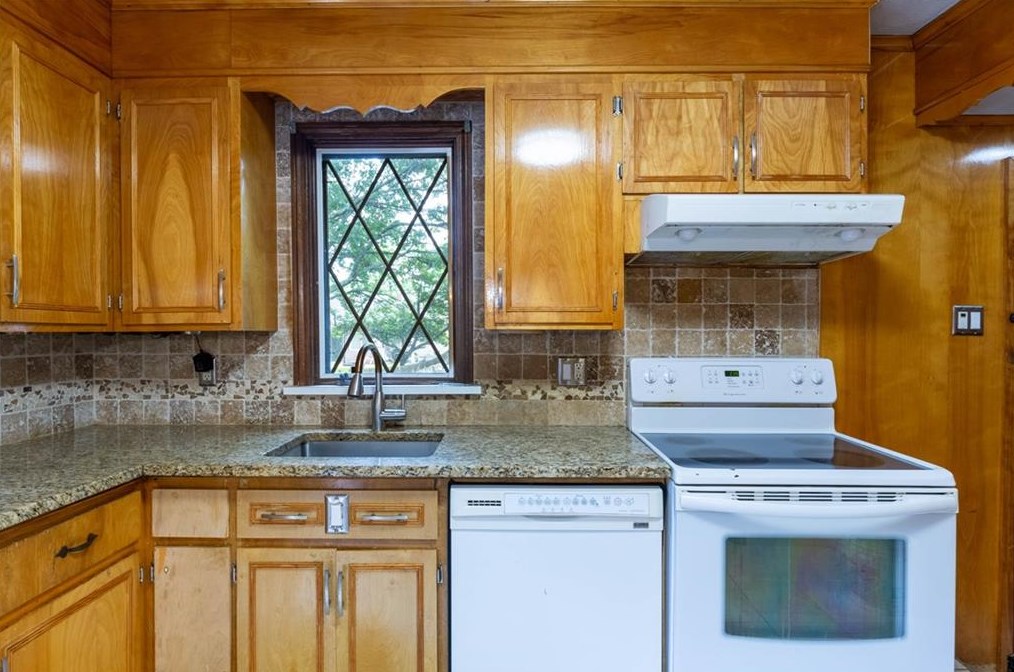 17 Parker Ave, East Providence RI  02914-2207 exterior
