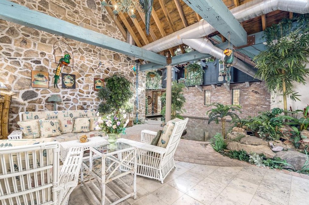 2550 Vineyard Rd, South Kingstown, RI 02874