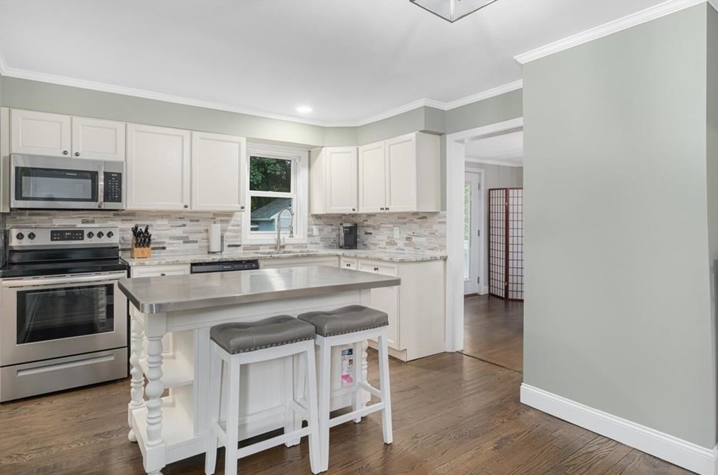 15 Brooks St, Cranston RI  02920-3907 exterior