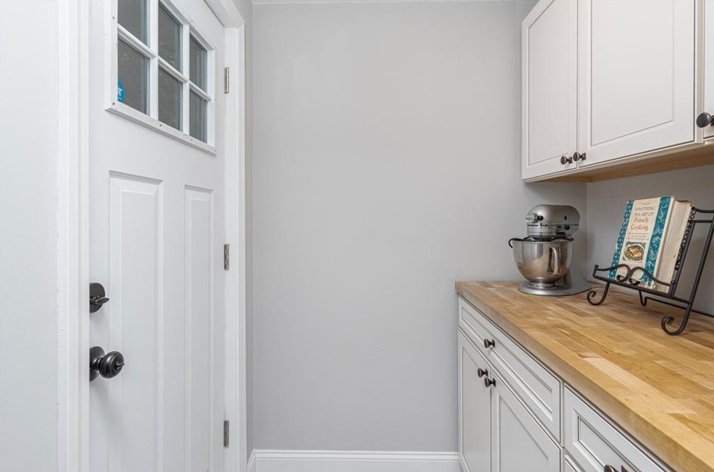 15 Brooks St, Cranston RI  02920-3907 exterior