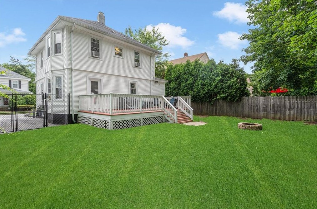 15 Brooks St, Cranston RI  02920-3907 exterior