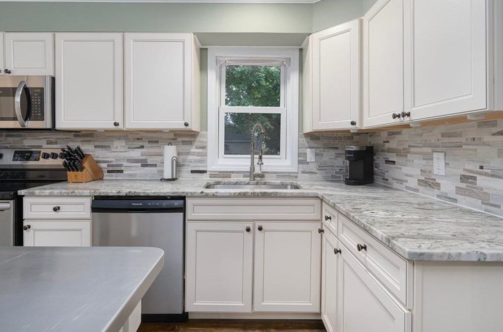 15 Brooks St, Cranston RI  02920-3907 exterior