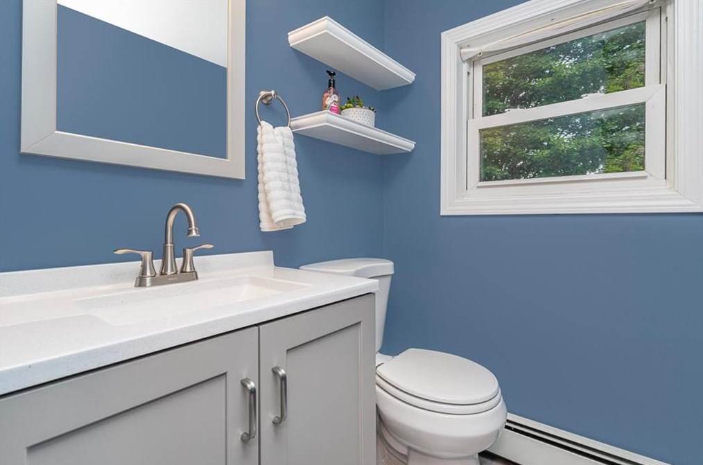 15 Brooks St, Cranston RI  02920-3907 exterior