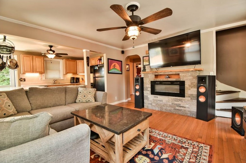 18 Oriole Ave, West Warwick RI  02893-6041 exterior