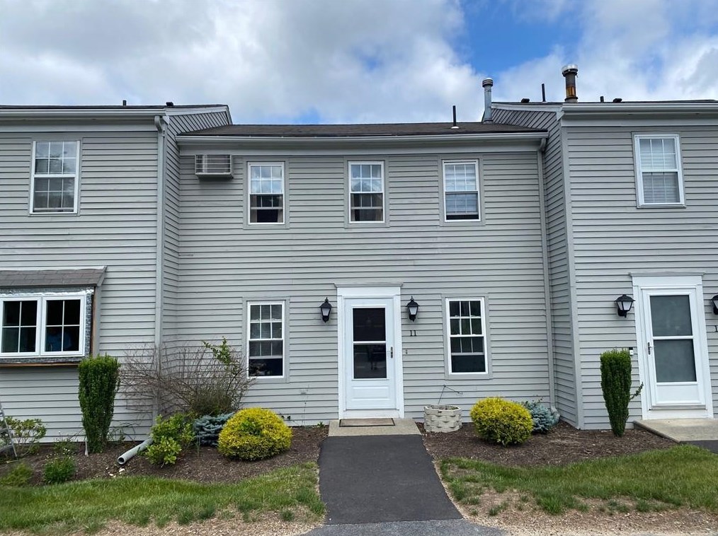 565 Quaker Ln, West Warwick RI  02893-2159 exterior