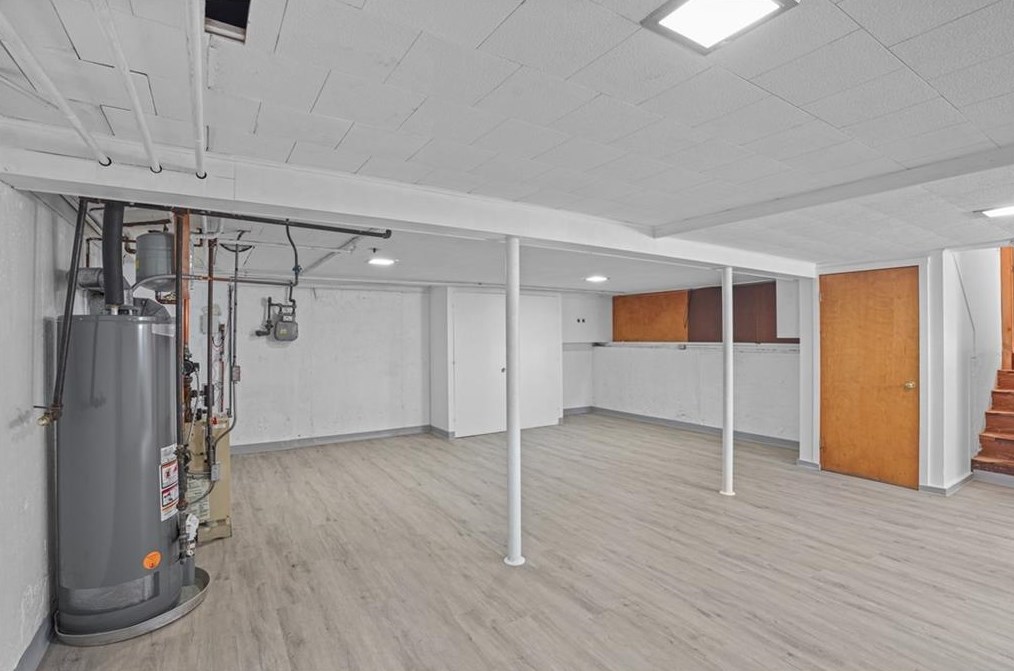 12 Hybrid Dr, Cranston RI 02920-5804 exterior