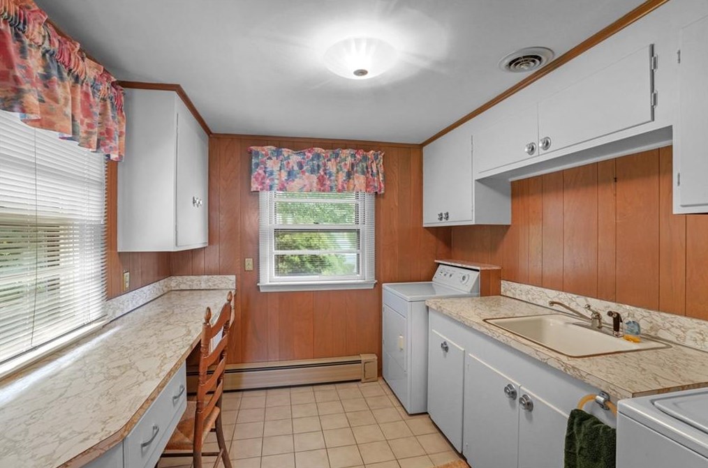 12 Hybrid Dr, Cranston RI 02920-5804 exterior