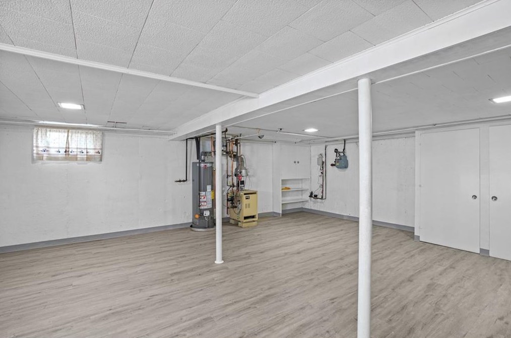 12 Hybrid Dr, Cranston RI 02920-5804 exterior