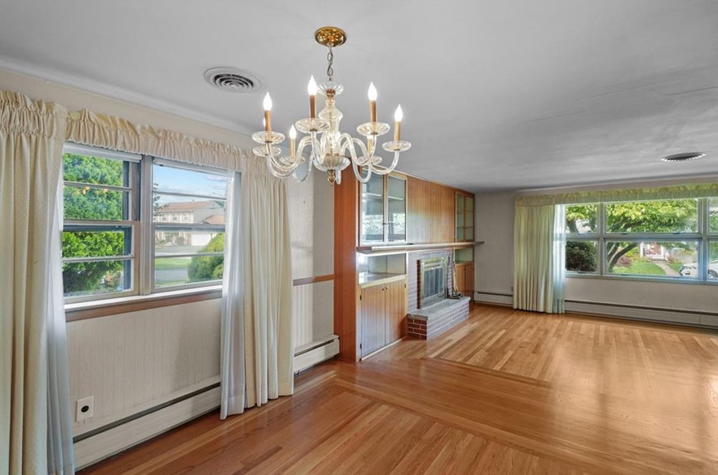 12 Hybrid Dr, Cranston RI 02920-5804 exterior