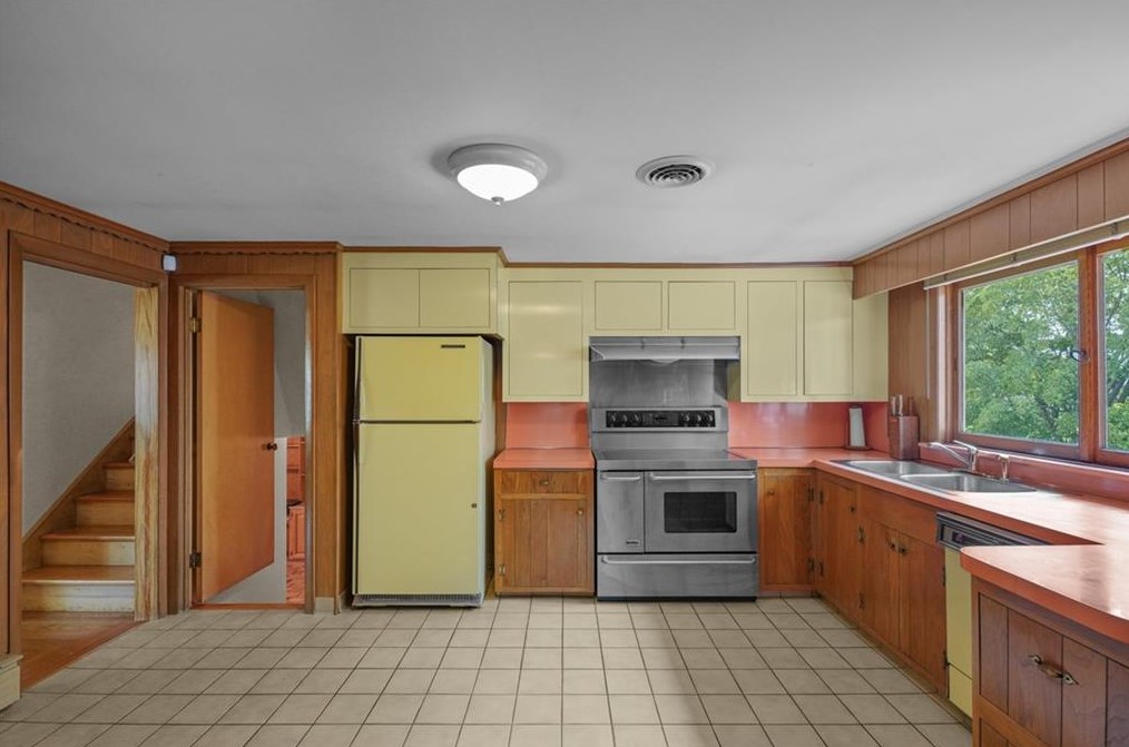 12 Hybrid Dr, Cranston RI 02920-5804 exterior