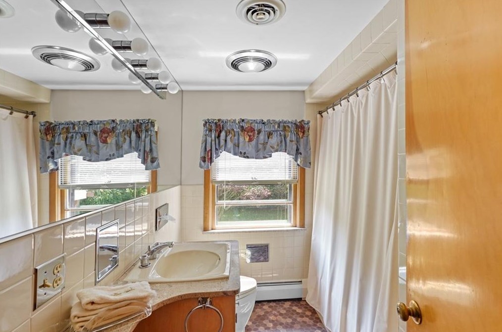 12 Hybrid Dr, Cranston RI 02920-5804 exterior