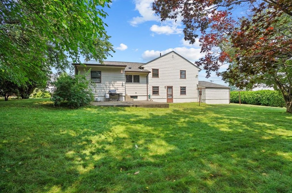 12 Hybrid Dr, Cranston RI 02920-5804 exterior