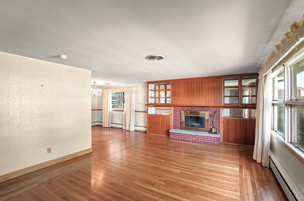 12 Hybrid Dr, Cranston RI 02920-5804 exterior