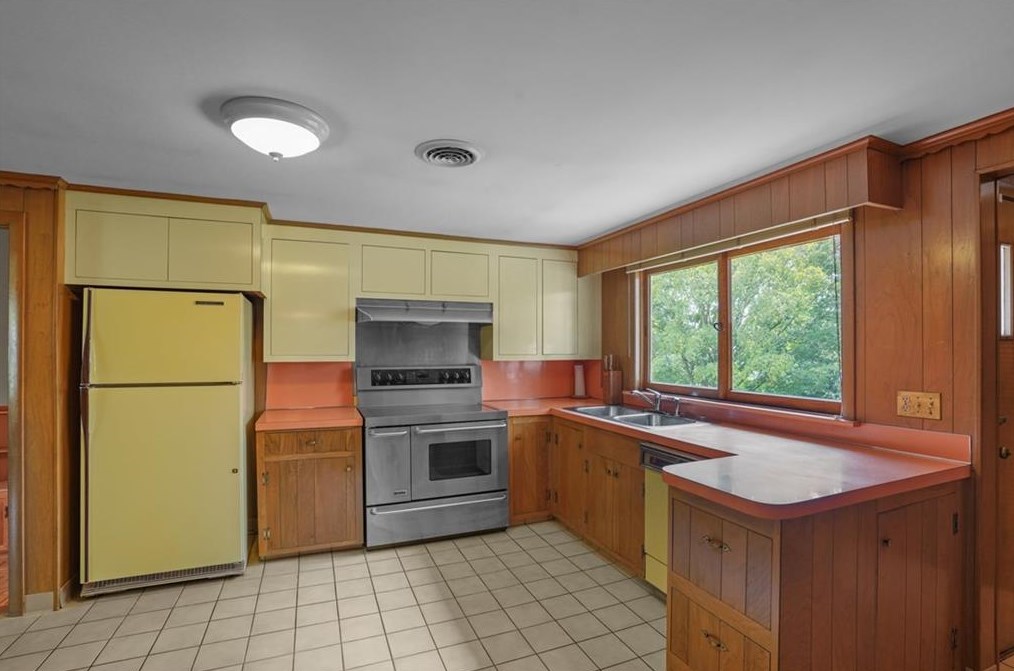 12 Hybrid Dr, Cranston RI 02920-5804 exterior