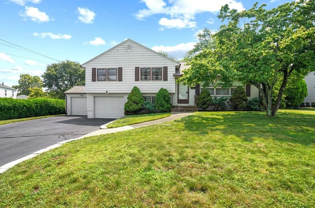 12 Hybrid Dr, Cranston RI 02920-5804 exterior