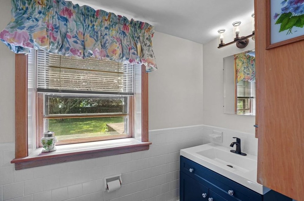 12 Hybrid Dr, Cranston RI 02920-5804 exterior