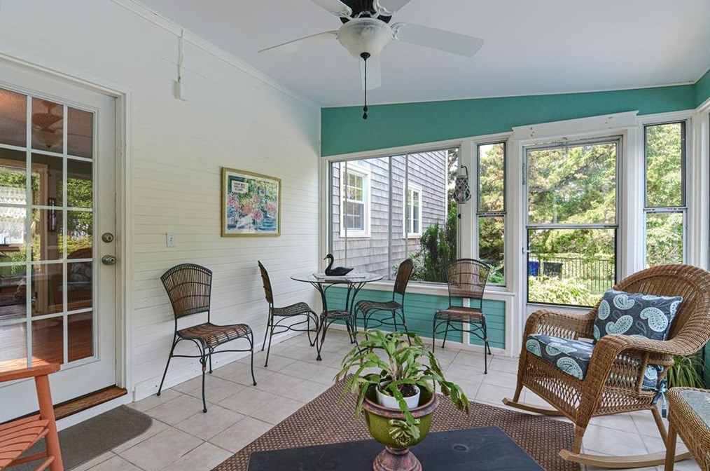 43 Academy Ave, Bristol RI 02809-4102 exterior