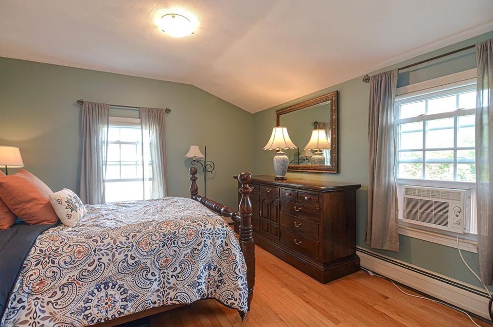 43 Academy Ave, Bristol RI 02809-4102 exterior