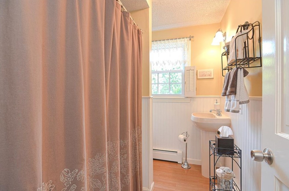 43 Academy Ave, Bristol RI 02809-4102 exterior