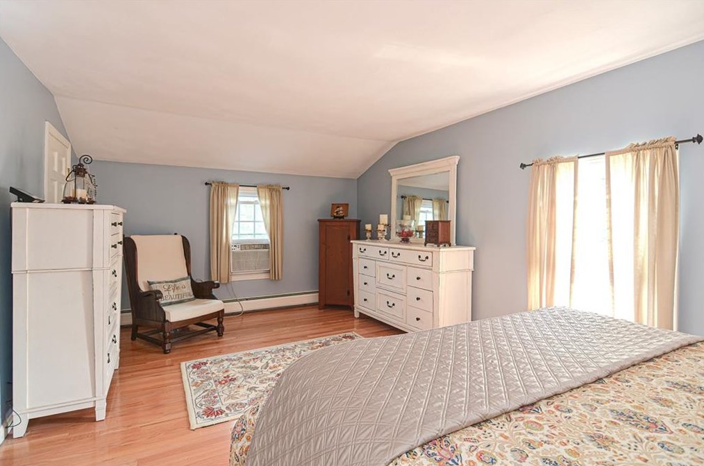 43 Academy Ave, Bristol RI 02809-4102 exterior