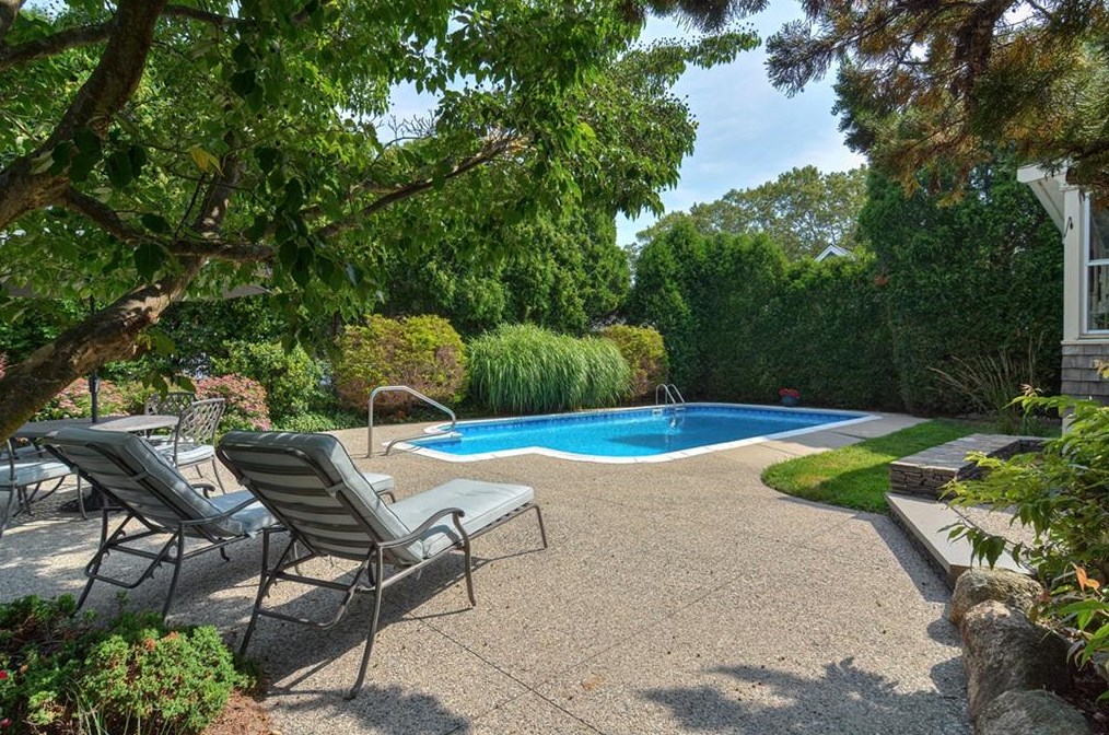 43 Academy Ave, Bristol RI 02809-4102 exterior