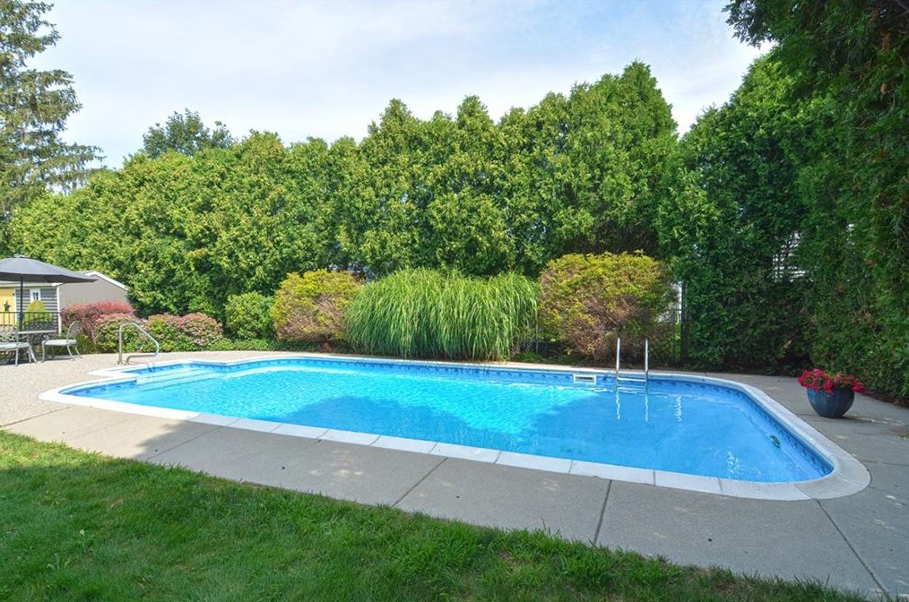 43 Academy Ave, Bristol RI 02809-4102 exterior