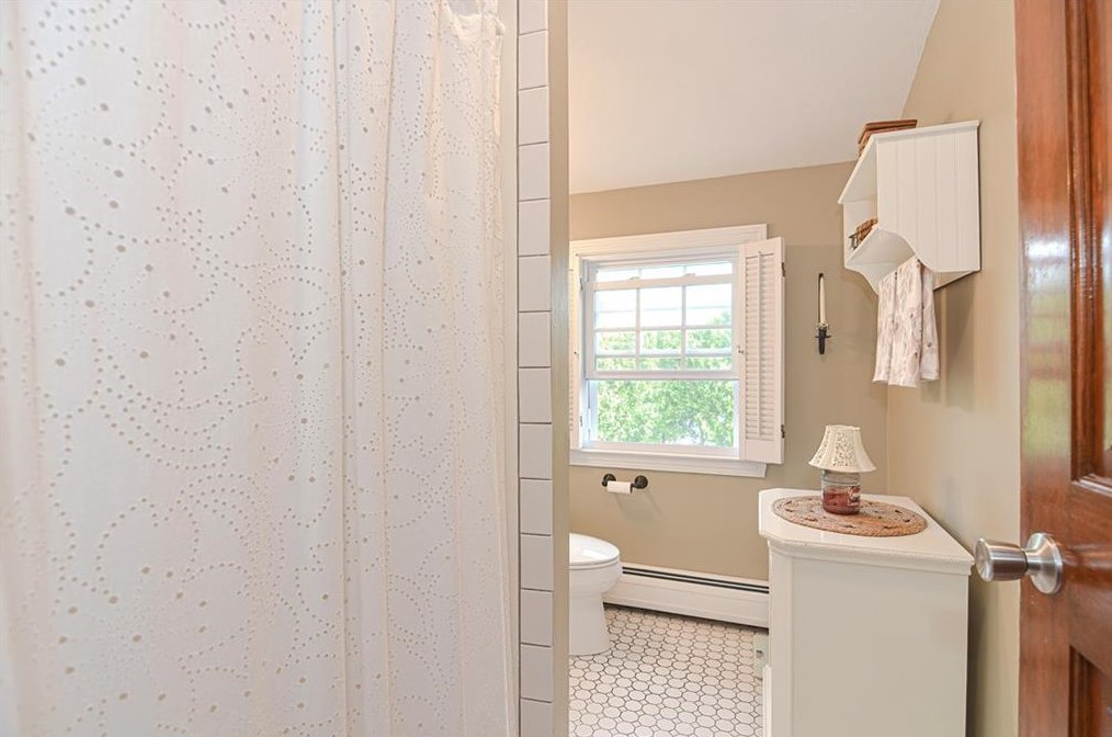 43 Academy Ave, Bristol RI 02809-4102 exterior