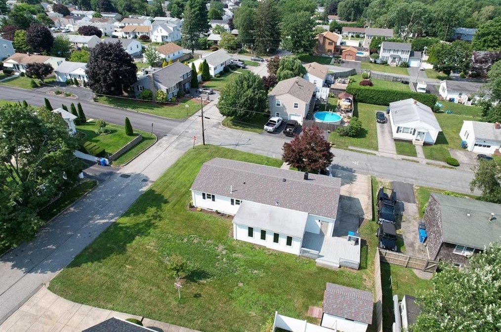 124 Hazelton St, Cranston RI 02920-4816 exterior