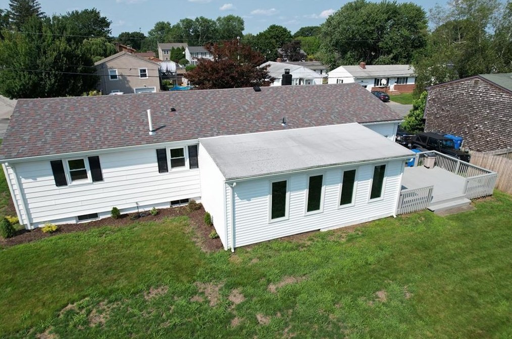 124 Hazelton St, Cranston RI 02920-4816 exterior