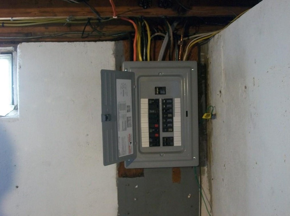 124 Hazelton St, Cranston RI 02920-4816 exterior