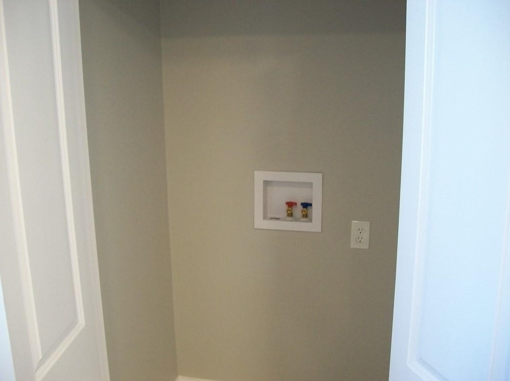 124 Hazelton St, Cranston RI 02920-4816 exterior