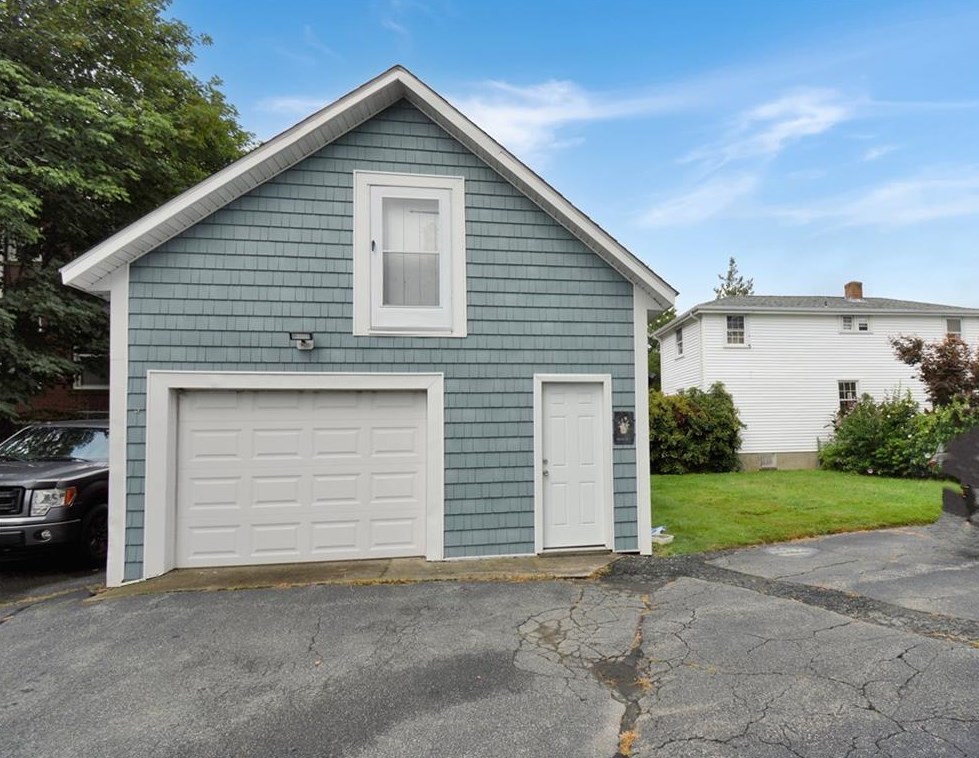 359 Wood St, Bristol RI 02809-2308 exterior