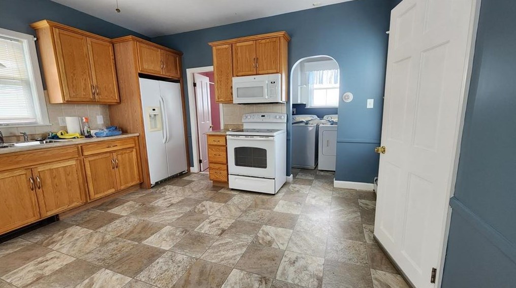 359 Wood St, Bristol RI 02809-2308 exterior