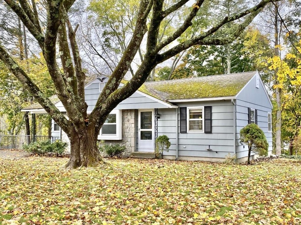 20 Pleasant View Ave, Smithfield RI  02828-1906 exterior
