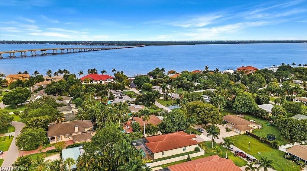 1326 Jambalana Ln, Fort Myers FL  33901-8808 exterior