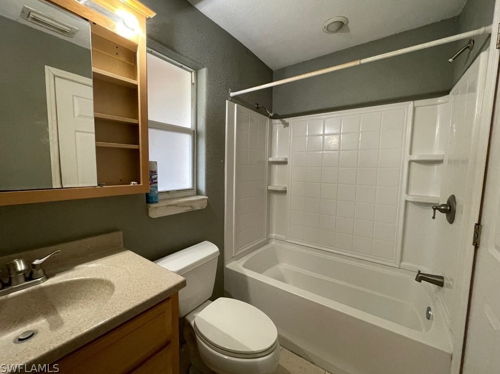 6451 Adelphi Cir, Fort Myers FL  33919-5002 exterior