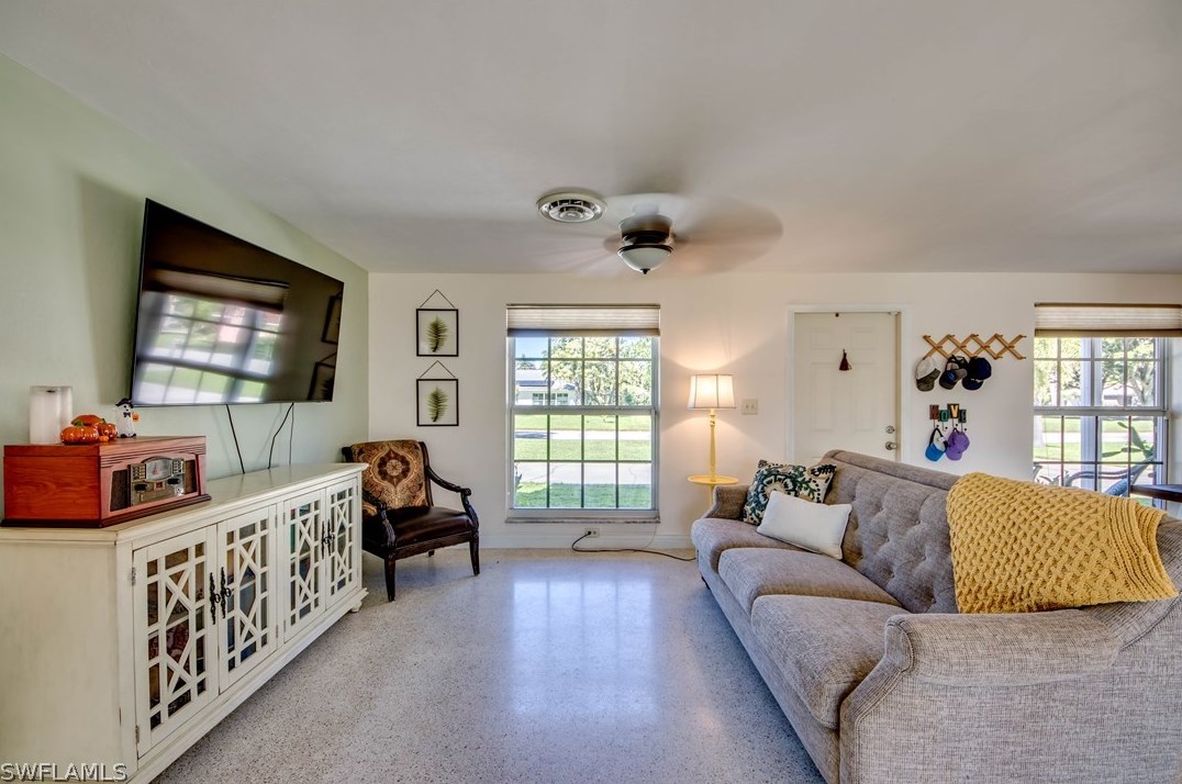 5027 Fairfield Dr, Fort Myers FL 33919-1908 exterior