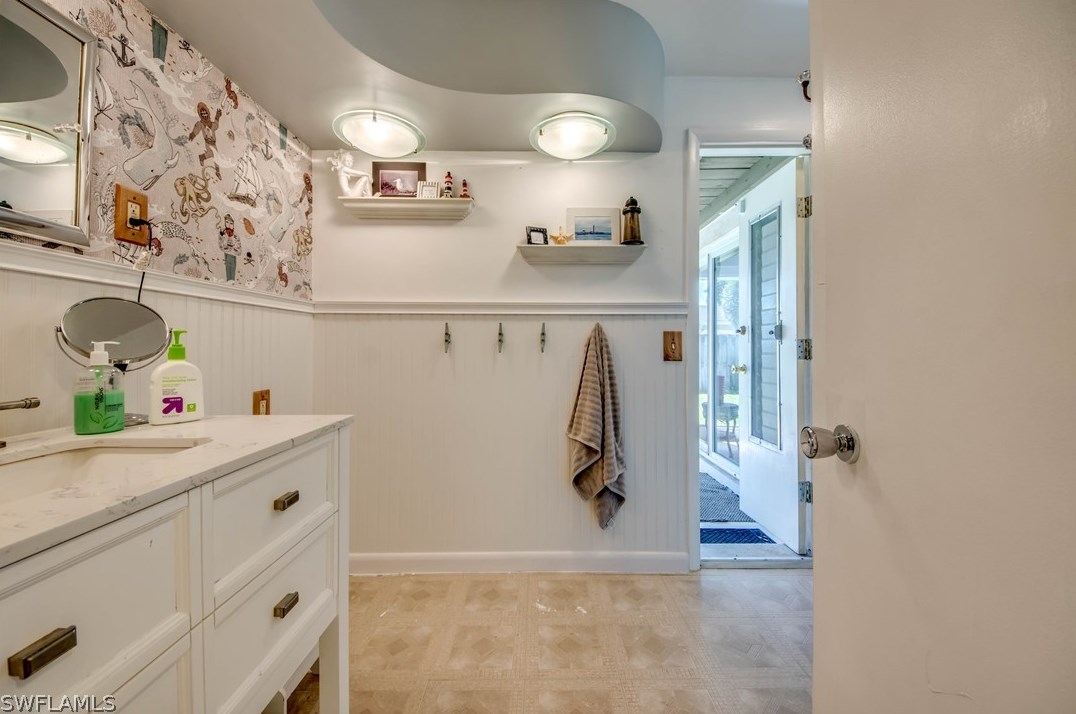 5027 Fairfield Dr, Fort Myers FL 33919-1908 exterior